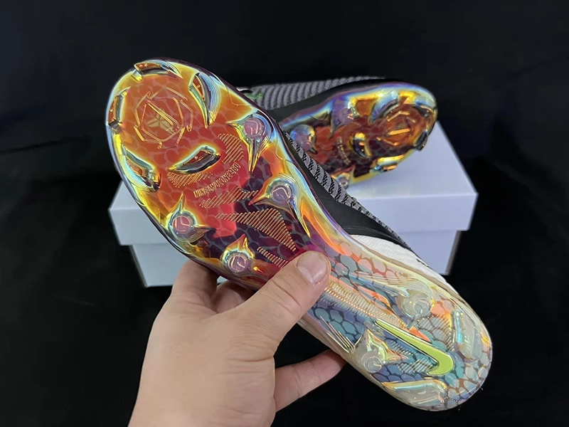 the textured Gripknit forefoot and Phantom branding